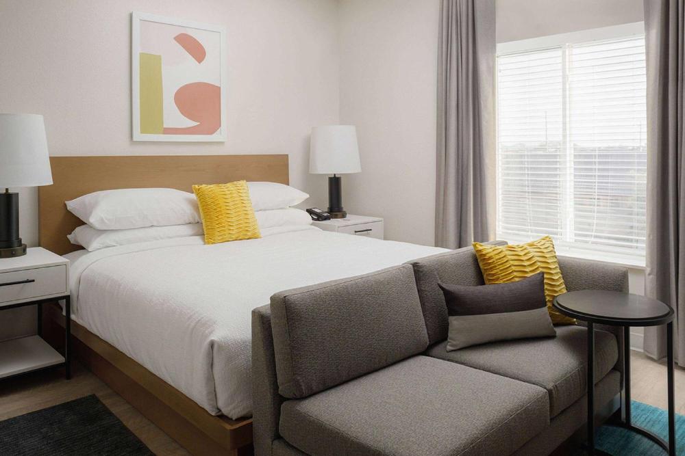 Studio Suite Roll-In Shower Hearing Accessible - King Bed interior